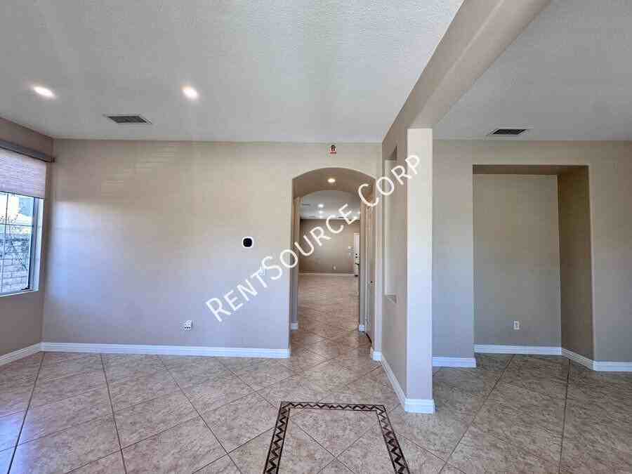 5053 Woodbridge Ln - Photo 7 of 33