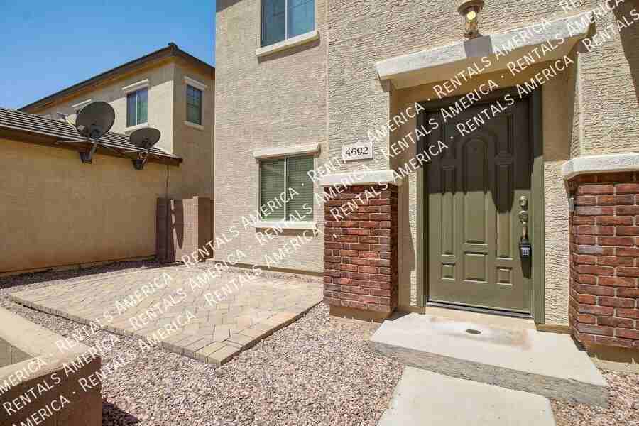4692 E Laurel Ave - Photo 3 of 33