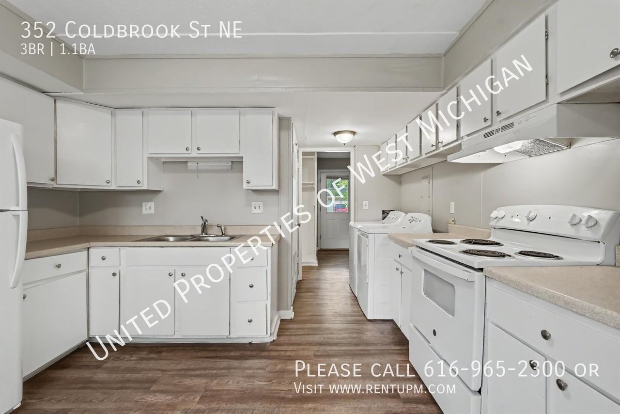352 Coldbrook St Ne - Photo 4 of 17