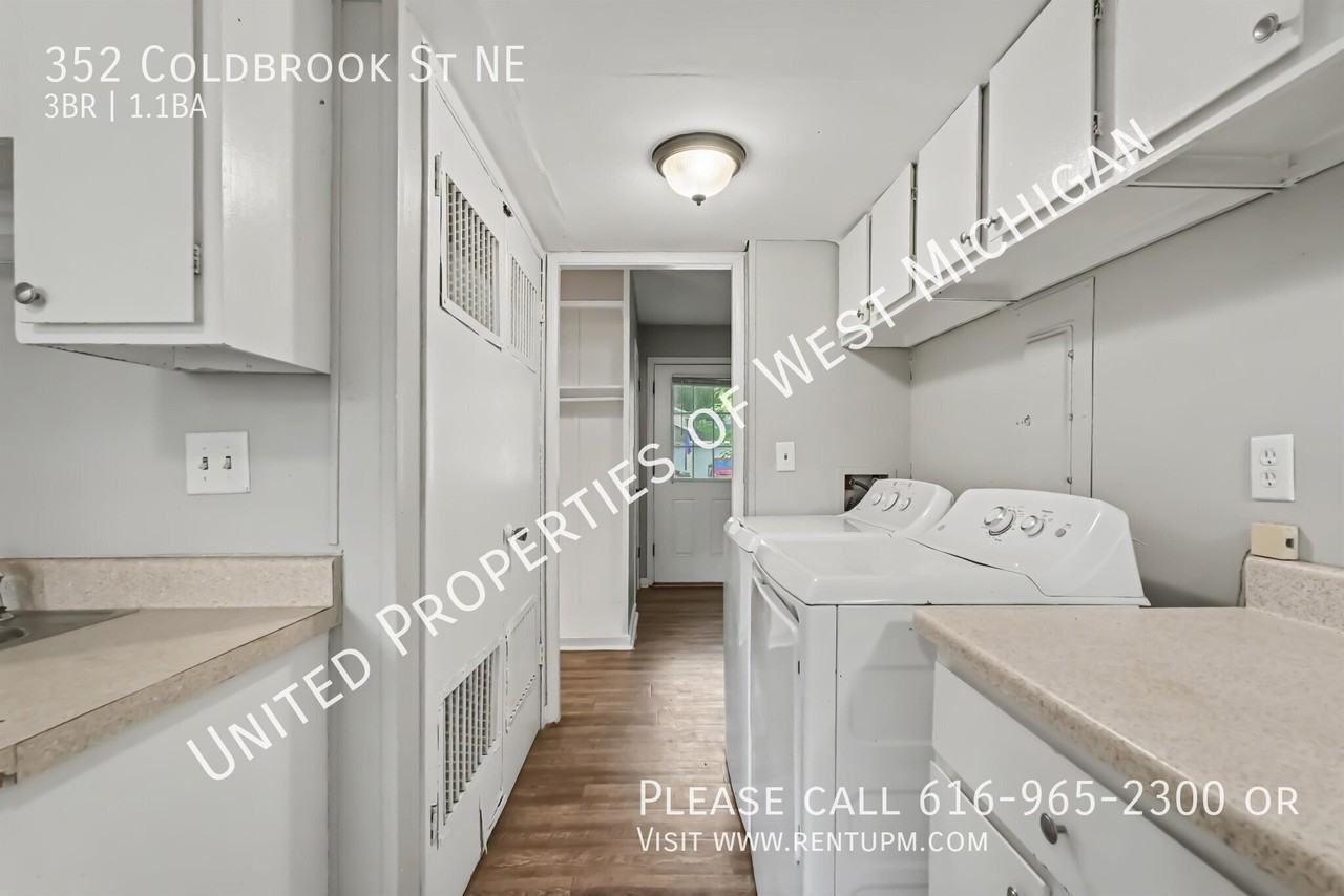 352 Coldbrook St Ne - Photo 5 of 17