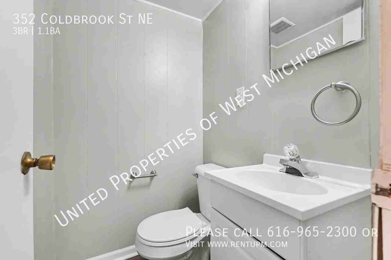 352 Coldbrook St Ne - Photo 6 of 17