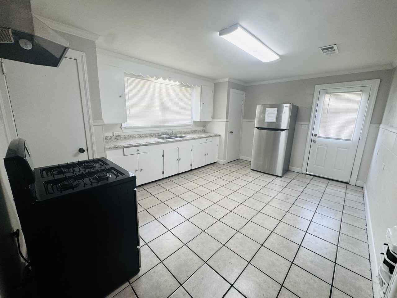 3047 Evangeline St - Photo 6 of 22