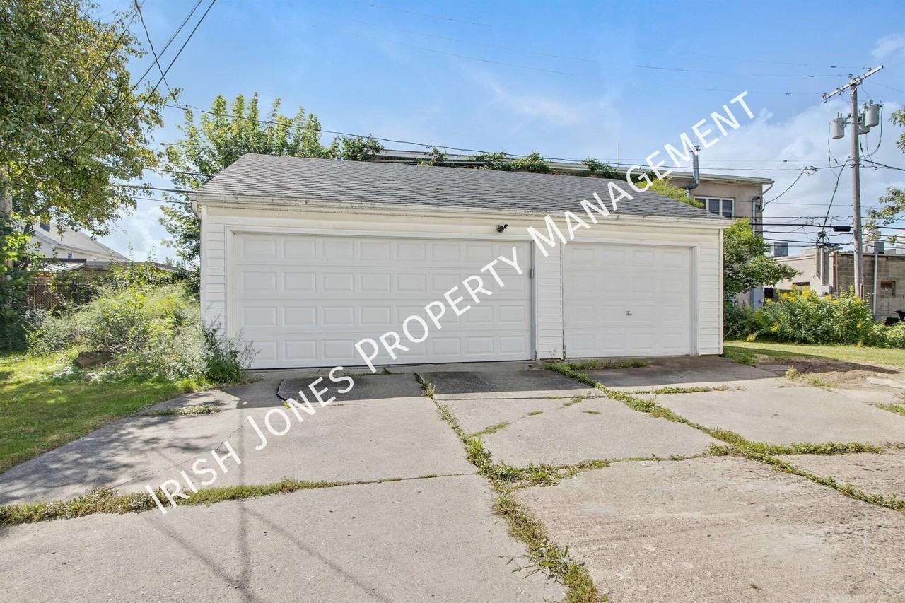 210 W Hazeltine Ave #2 - Photo 2 of 16