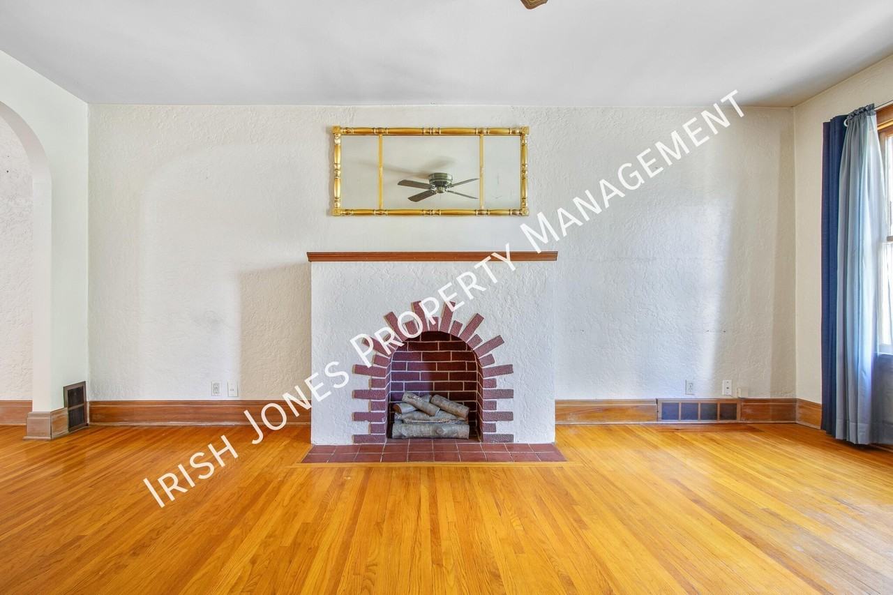 210 W Hazeltine Ave #2 - Photo 4 of 16