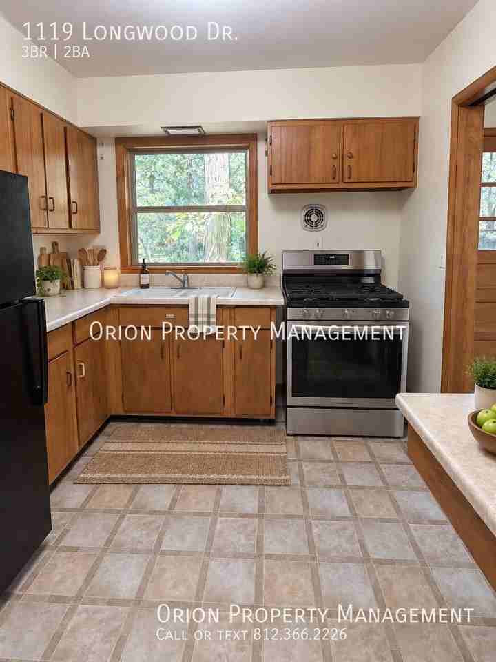 1119 S Longwood Dr - Photo 3 of 13