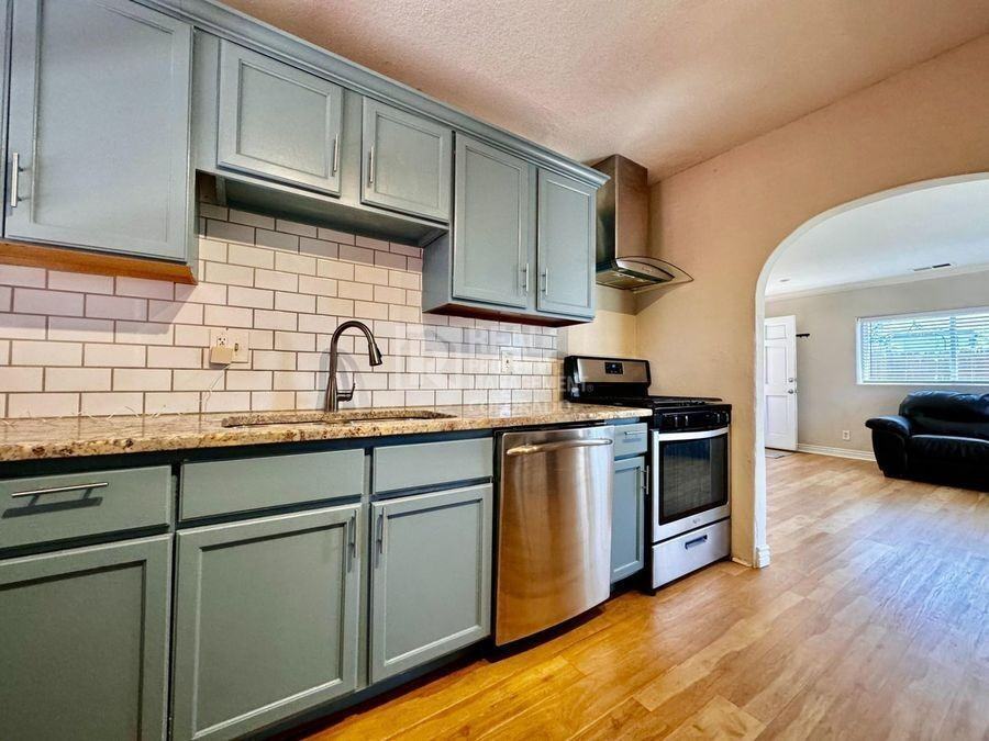 2069 S Acoma St - Photo 4 of 18