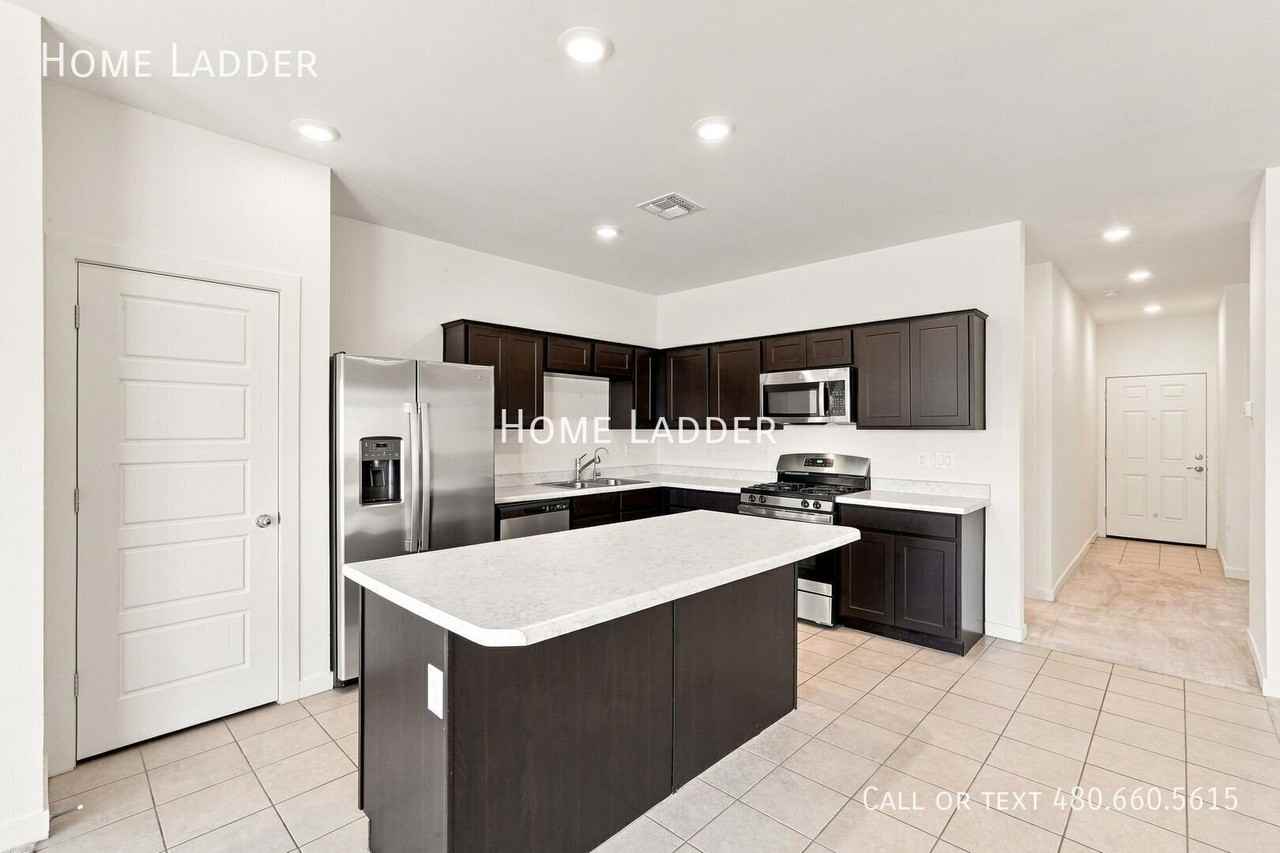 2528 N Coolidge Ave - Photo 2 of 32