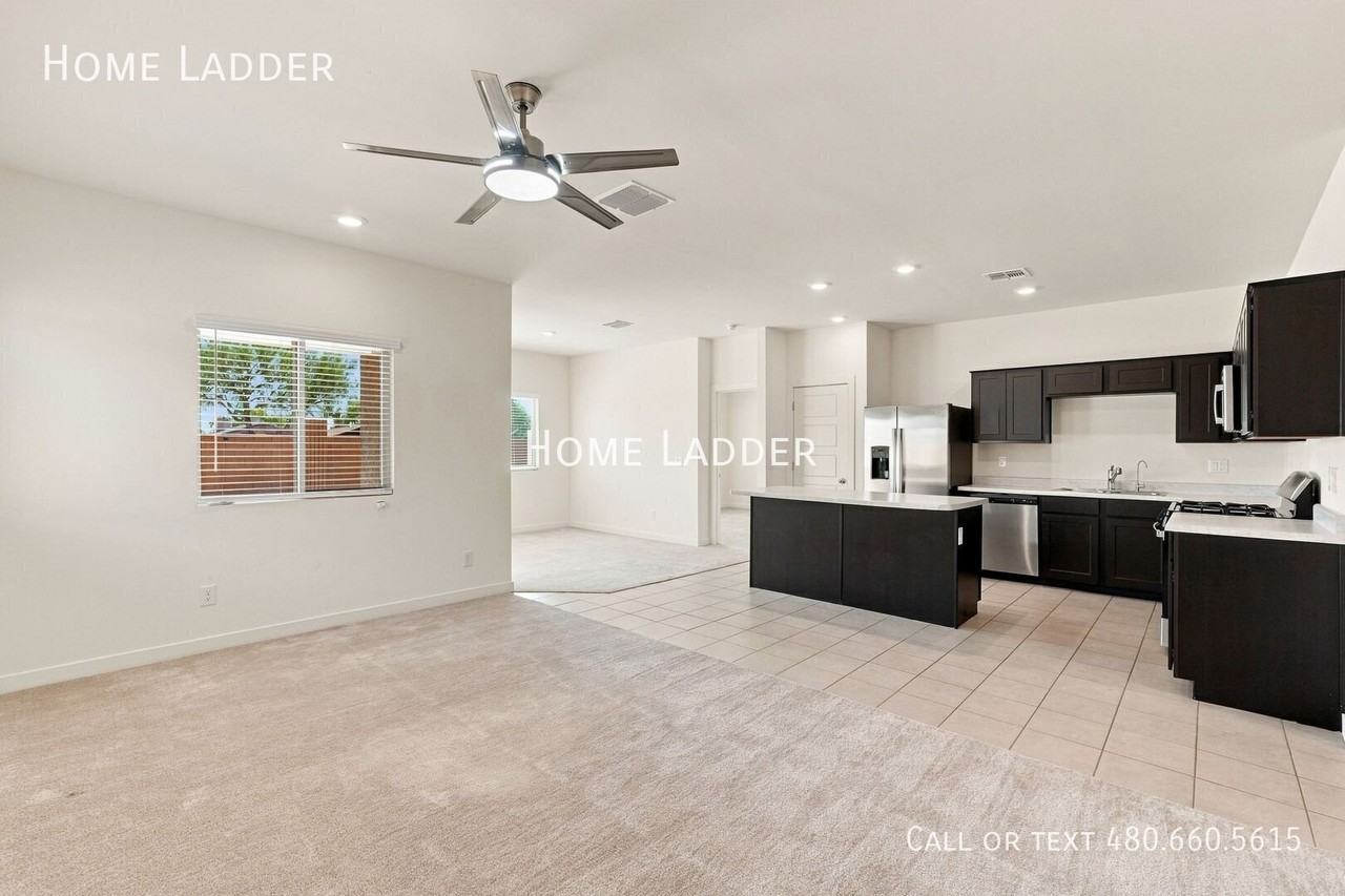 2528 N Coolidge Ave - Photo 3 of 32