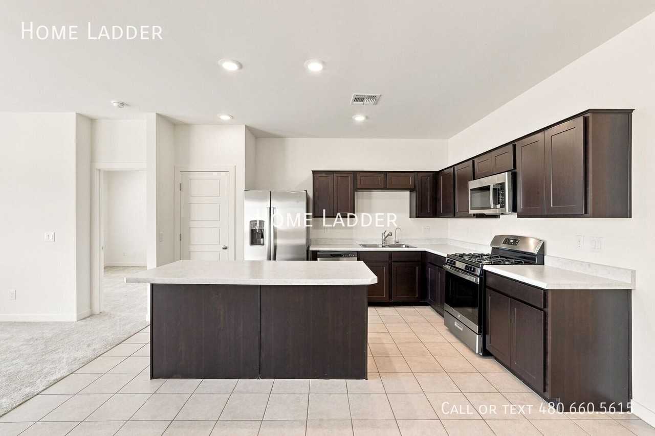 2528 N Coolidge Ave - Photo 5 of 32