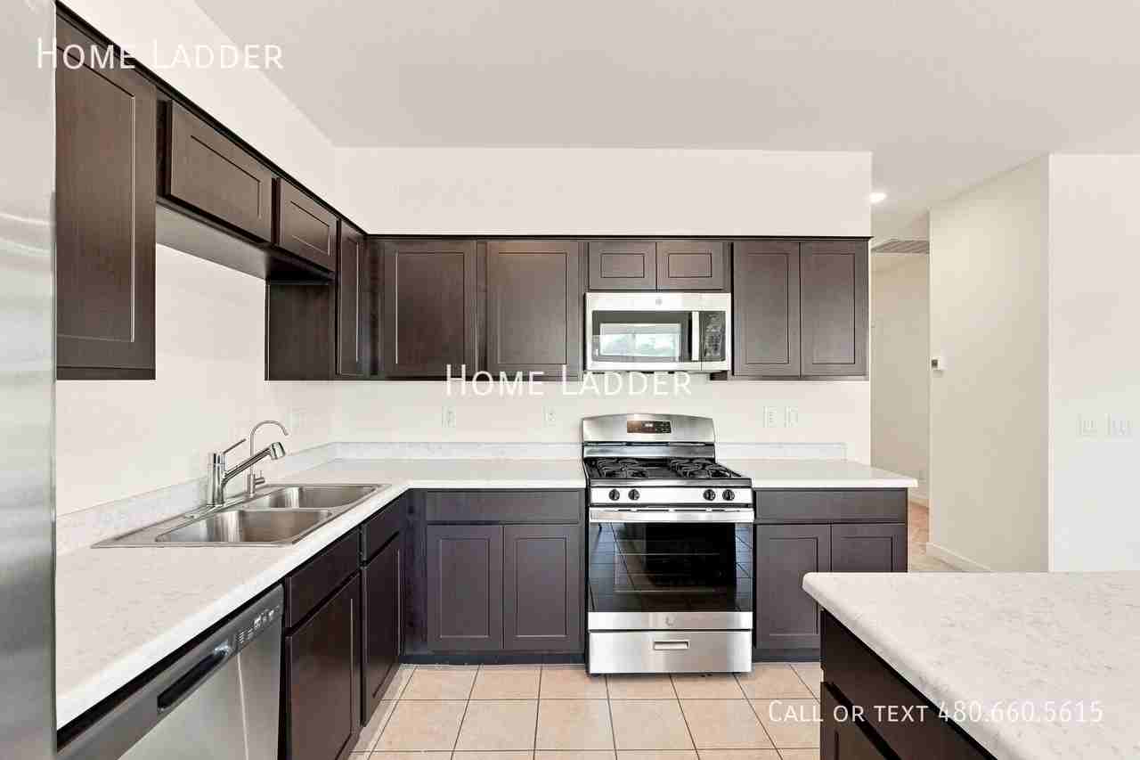 2528 N Coolidge Ave - Photo 6 of 32