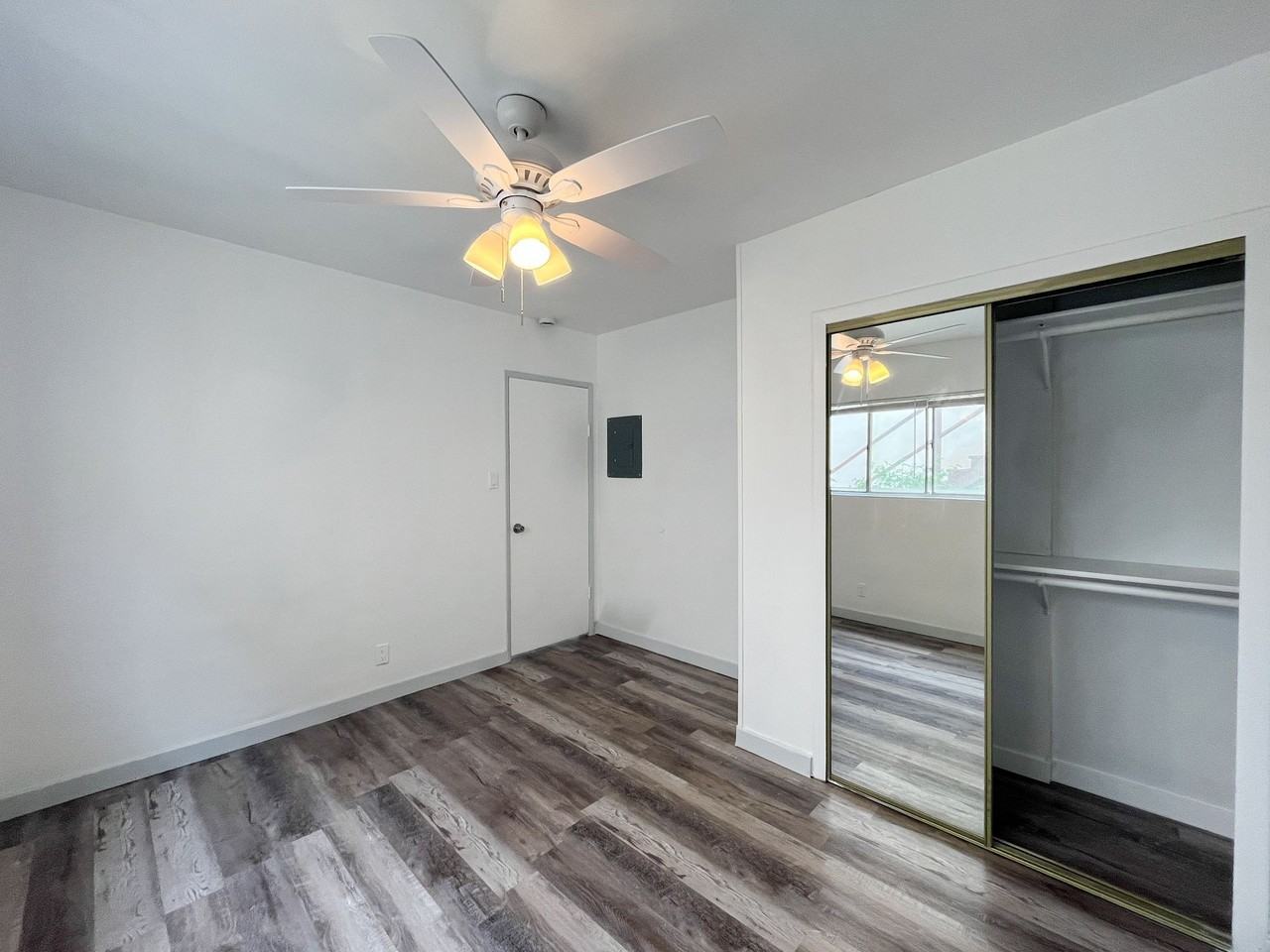 12312 Manor Dr - Photo 2 of 7