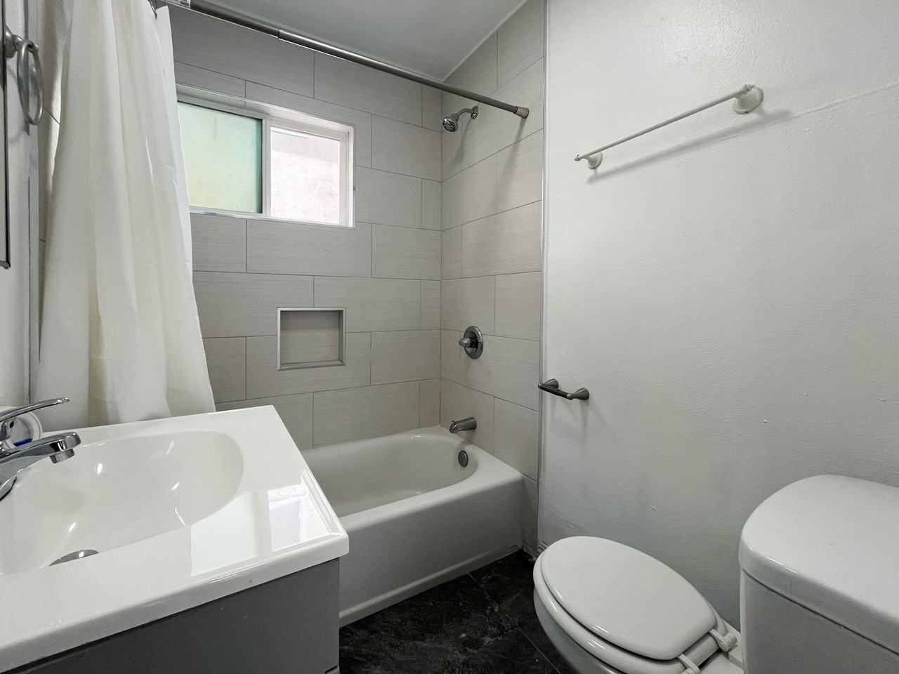 12312 Manor Dr - Photo 3 of 7