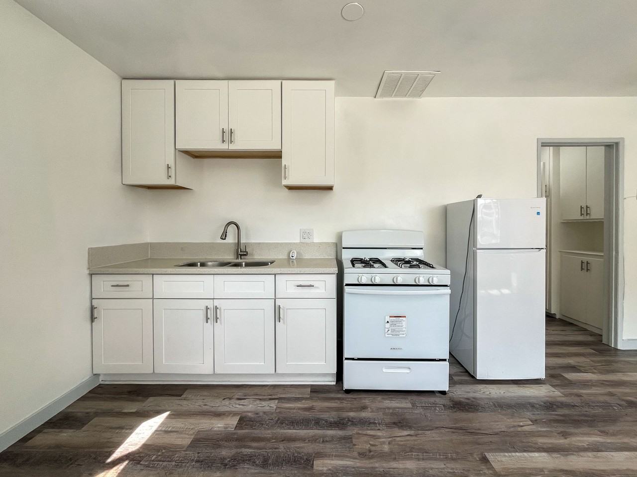 12312 Manor Dr - Photo 4 of 7