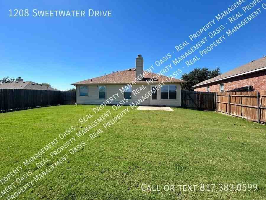 1208 Sweetwater Dr - Photo 3 of 15