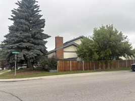 featured image of 652 Queensland Dr Se