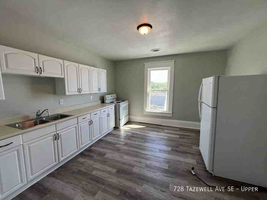 728 Tazewell Ave Se - Photo 5 of 8