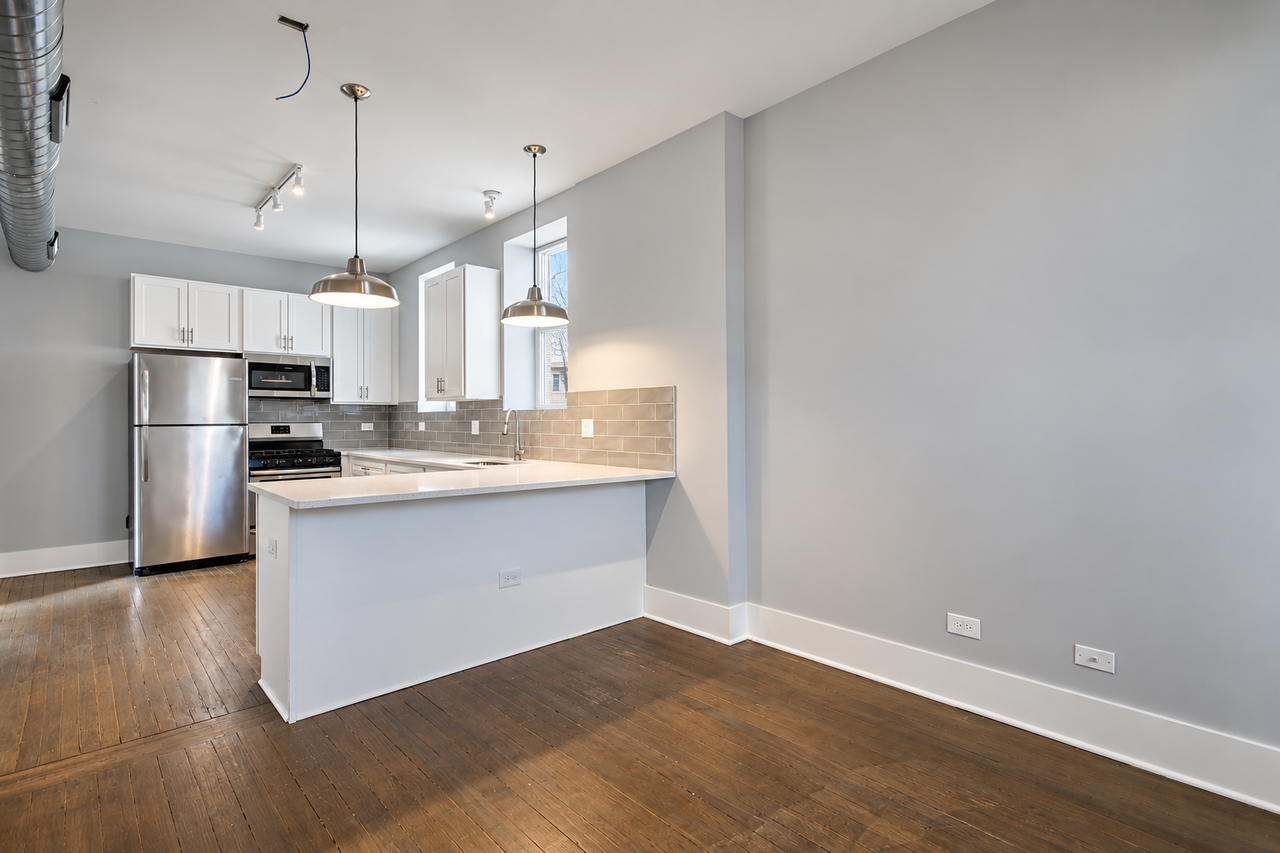 2117 W 18th St #2R - Photo 2 of 6