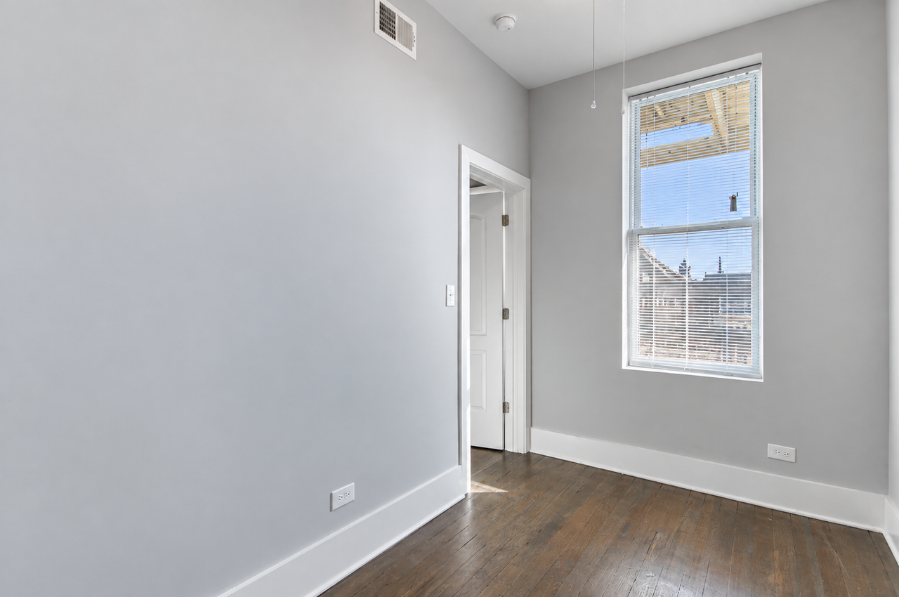 2117 W 18th St #2R - Photo 3 of 6
