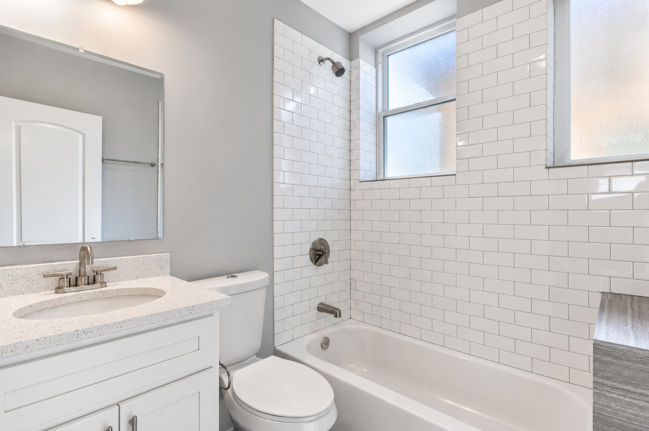 2117 W 18th St #2R - Photo 5 of 6