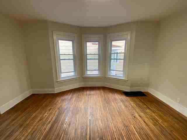 40 Lisbon Ave - Photo 4 of 13