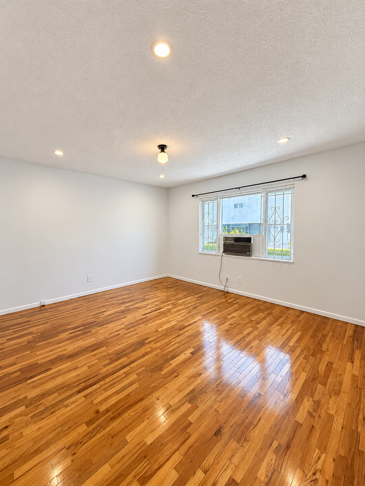 7954 Oakwood Ave #1 - Photo 4 of 16