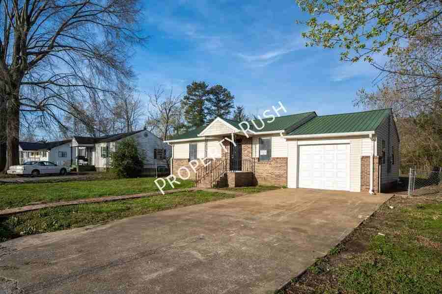 1535 Myrt St - Photo 3 of 21
