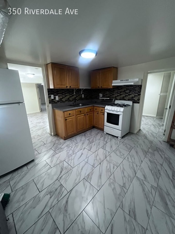 350 Riverdale Ave - Photo 4 of 4