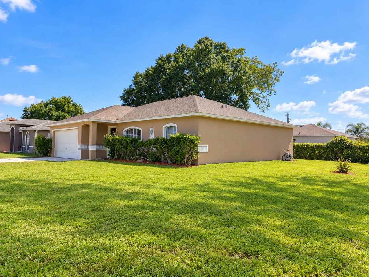 625 Llama Dr - Photo 2 of 29