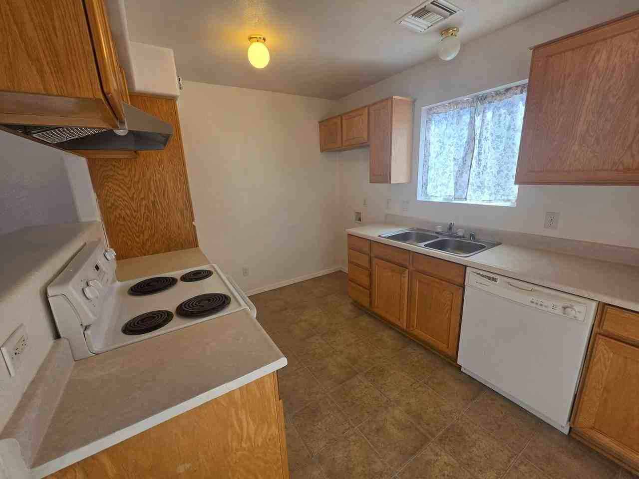 1801 Artesia Dr - Photo 4 of 13