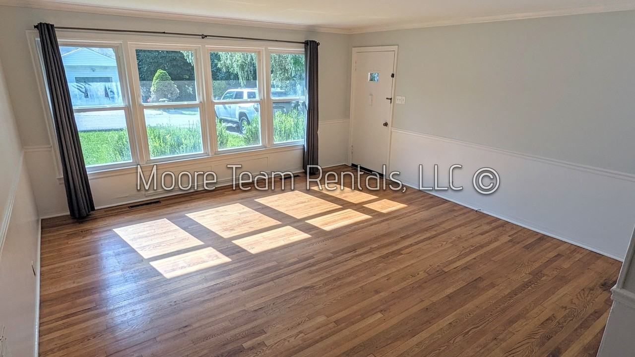 710 Oak Terrace Ln - Photo 4 of 18