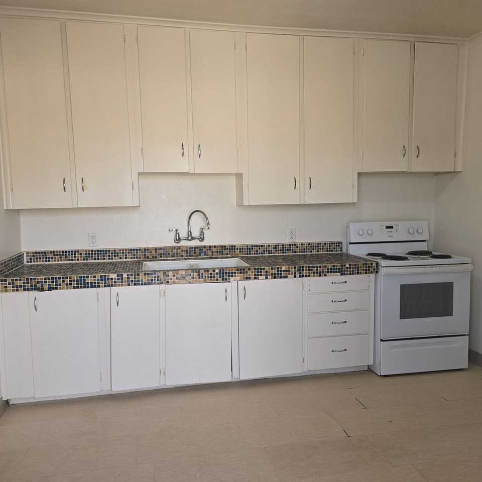 504 E 5th St - Photo 2 of 9