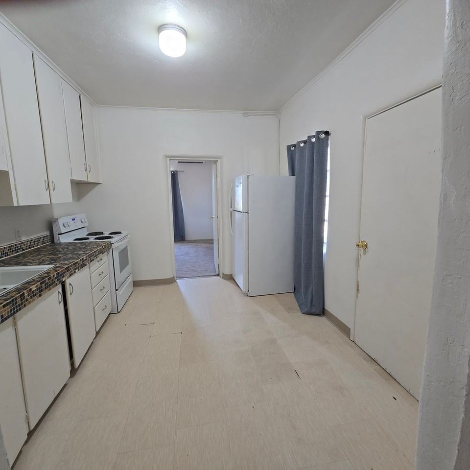 504 E 5th St - Photo 4 of 9