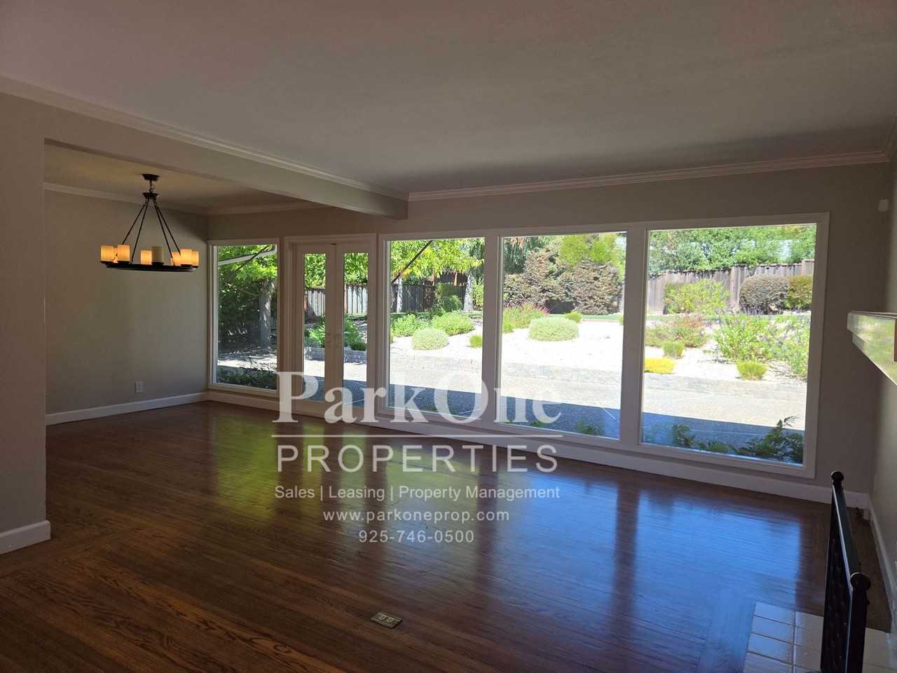 137 Lombardy Ln - Photo 4 of 22