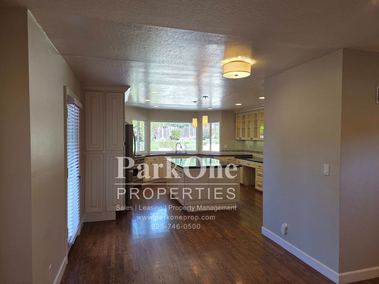 137 Lombardy Ln - Photo 5 of 22