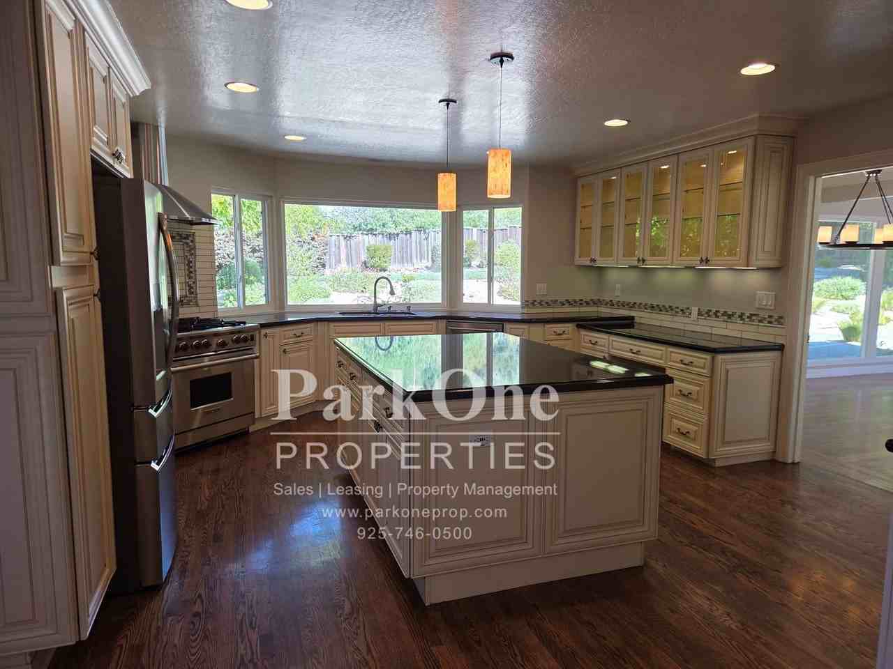 137 Lombardy Ln - Photo 6 of 22