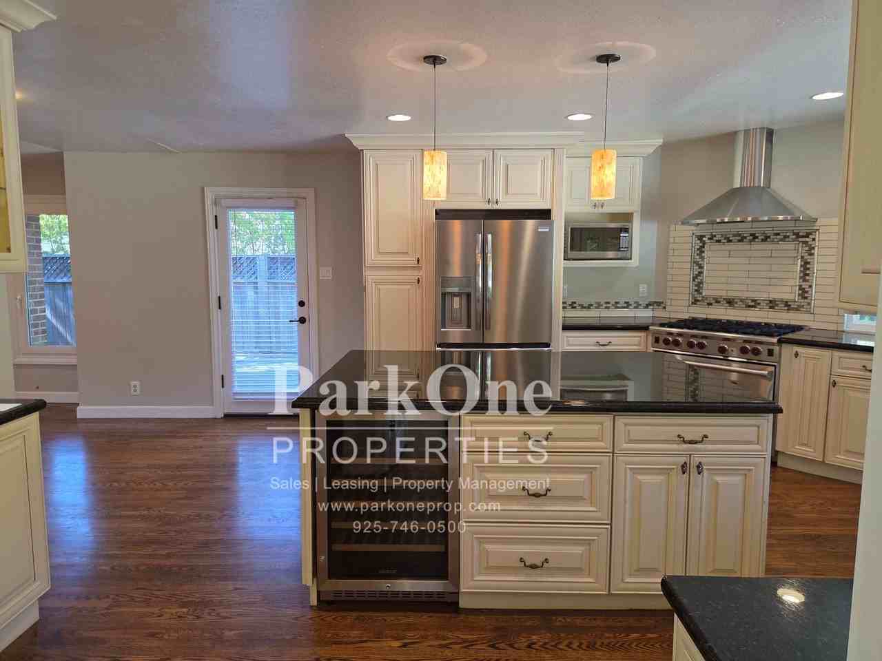 137 Lombardy Ln - Photo 7 of 22