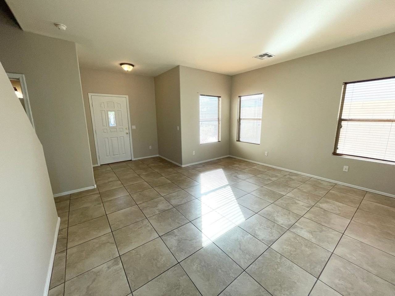 11214 W Baden St - Photo 4 of 35