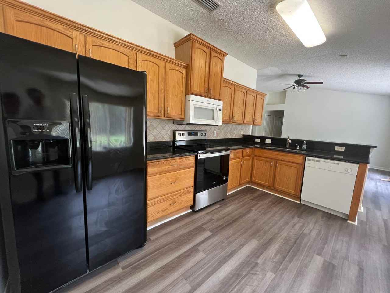 1427 Voltaire St - Photo 4 of 25