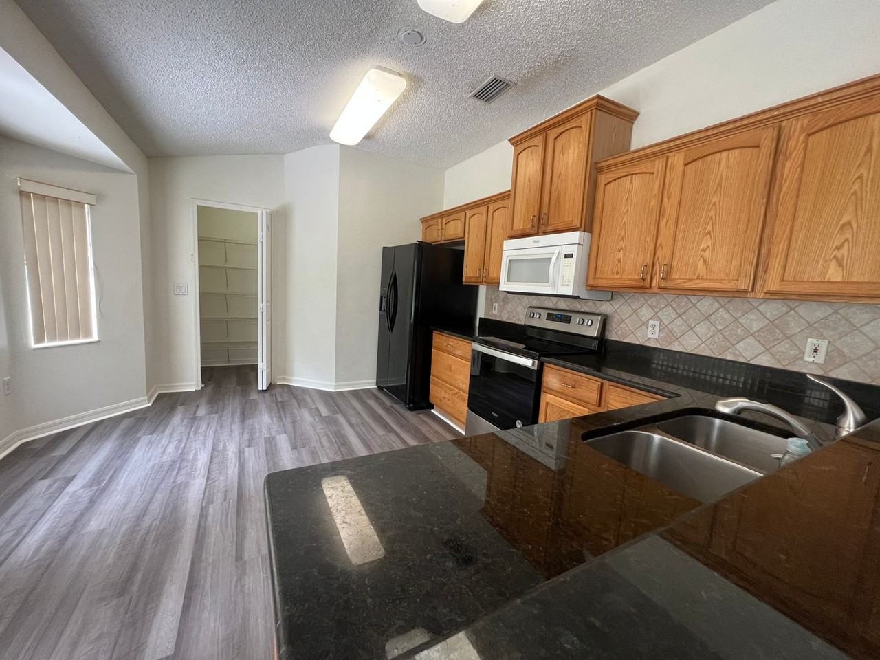 1427 Voltaire St - Photo 5 of 25