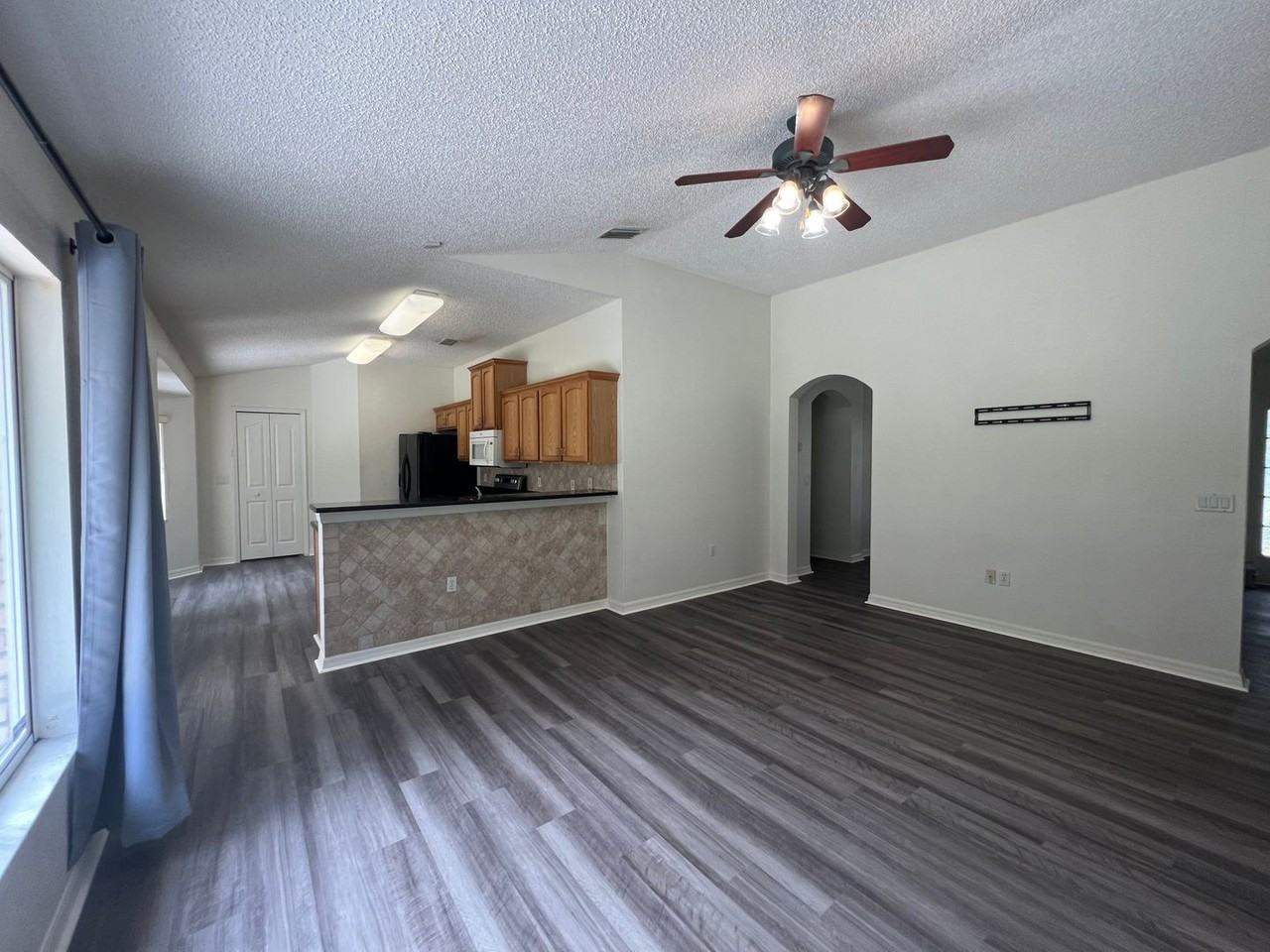 1427 Voltaire St - Photo 7 of 25