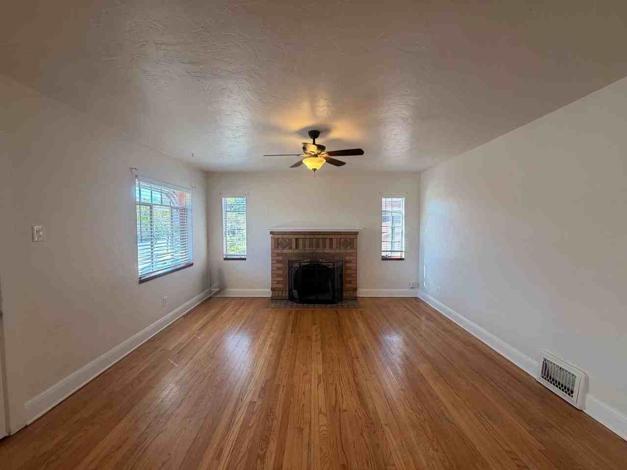 541 Thoma St - Photo 3 of 21