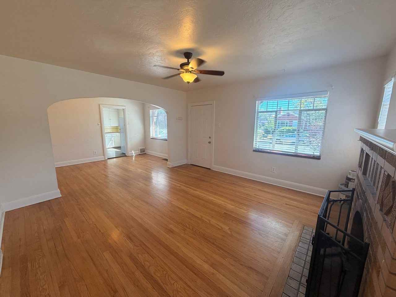 541 Thoma St - Photo 4 of 21