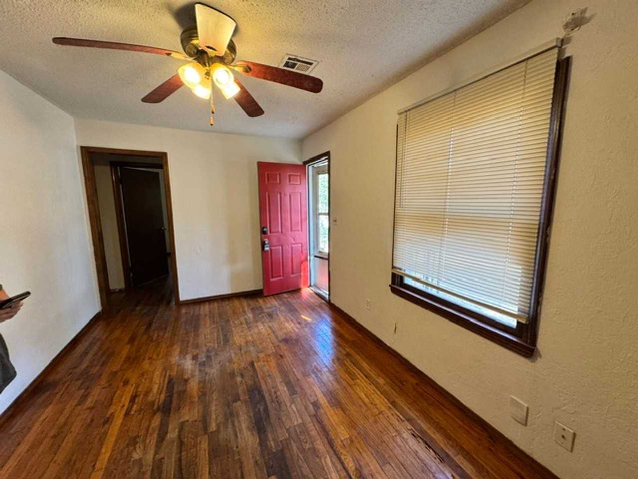 4131 Laverne St - Photo 4 of 20
