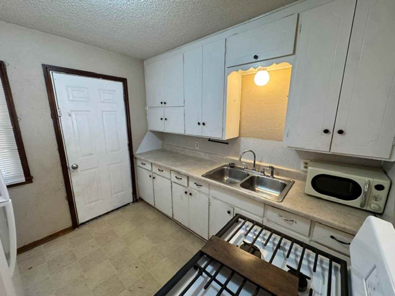 4131 Laverne St - Photo 7 of 20
