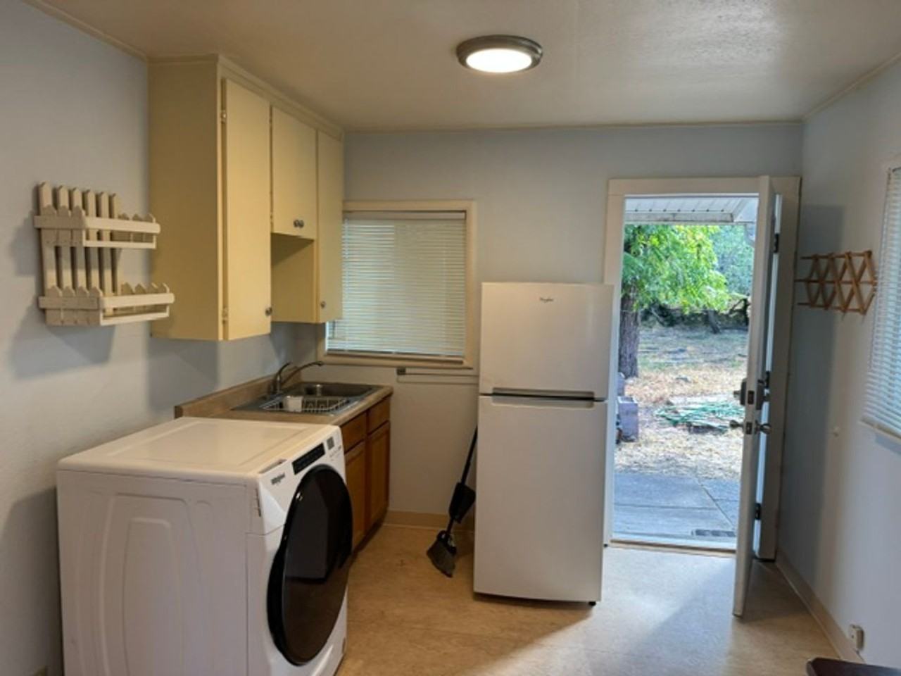 236 1/2 N Mountain Ave - Photo 2 of 16