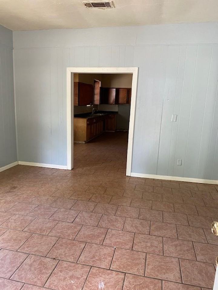 6107 Henderson Ave - Photo 4 of 10