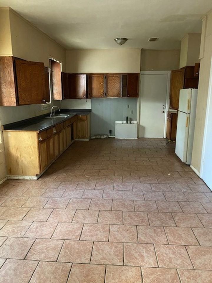 6107 Henderson Ave - Photo 6 of 10