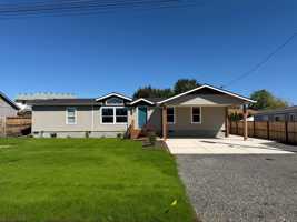 featured image of 892 E 7th St