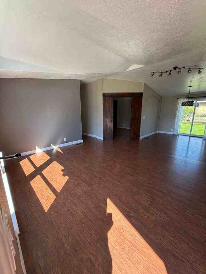 892 E 7th St - Photo 3 of 36