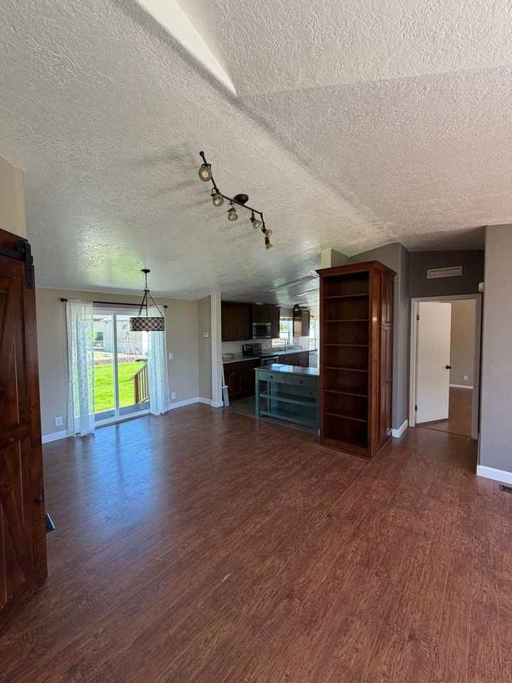 892 E 7th St - Photo 4 of 36